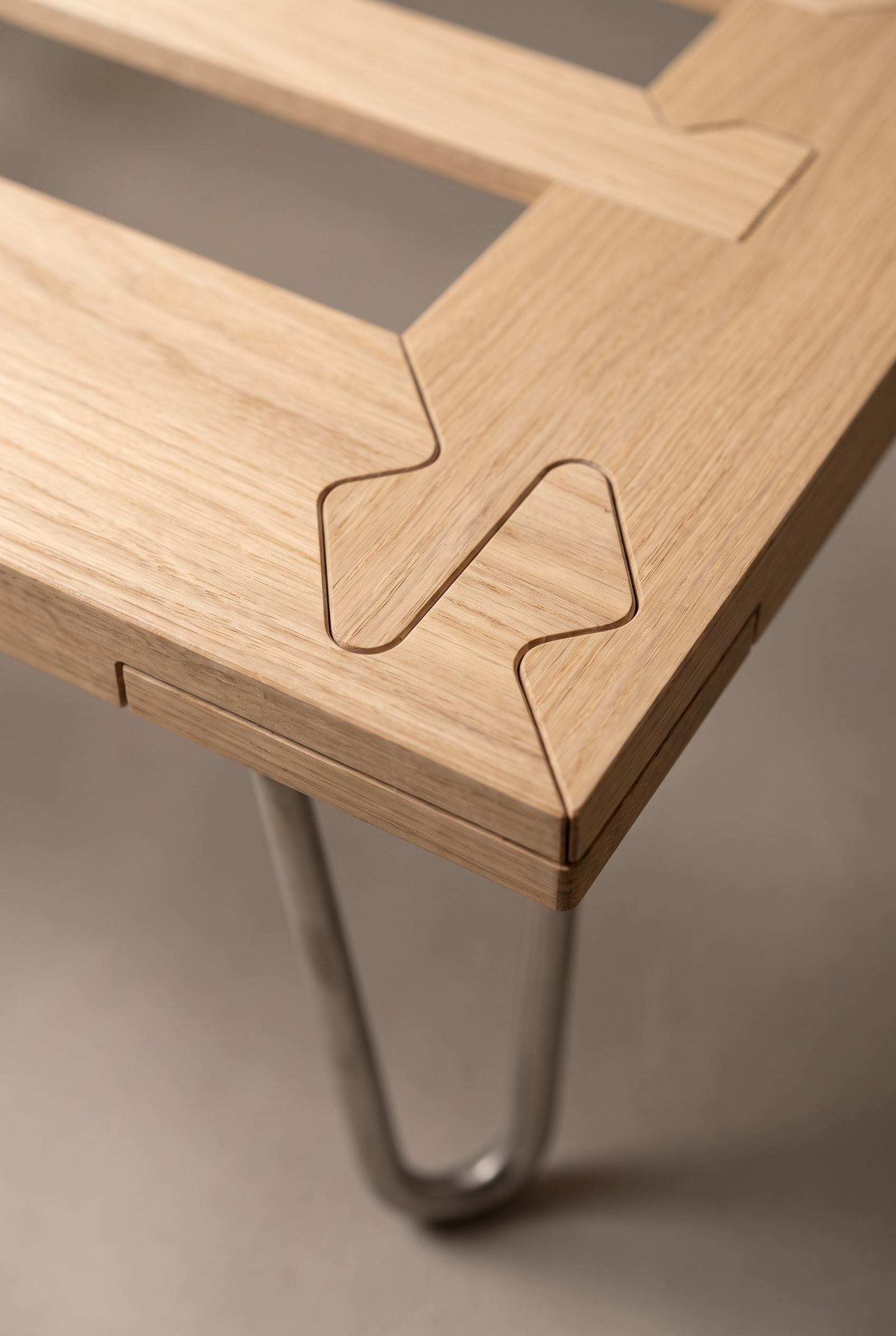 Macro detail of the Dolomiti-inspired interlocking corner joinery in solid oak with cork damping