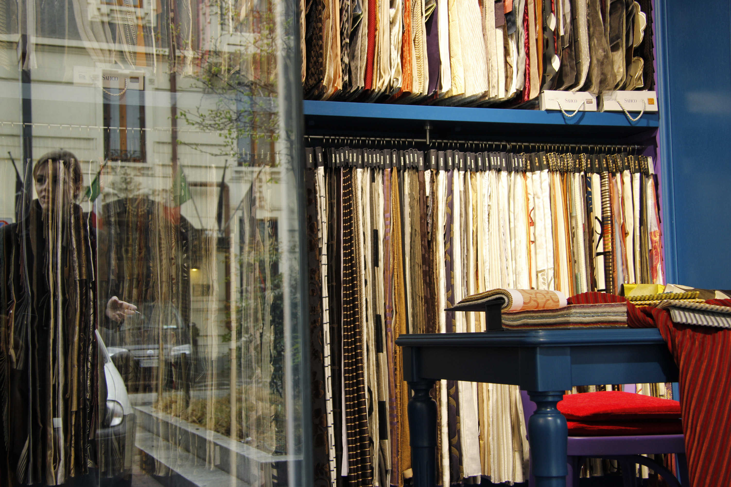 Fili d'Aria flagship store in Milan: Architectural framing of the primary retail space and textile displays