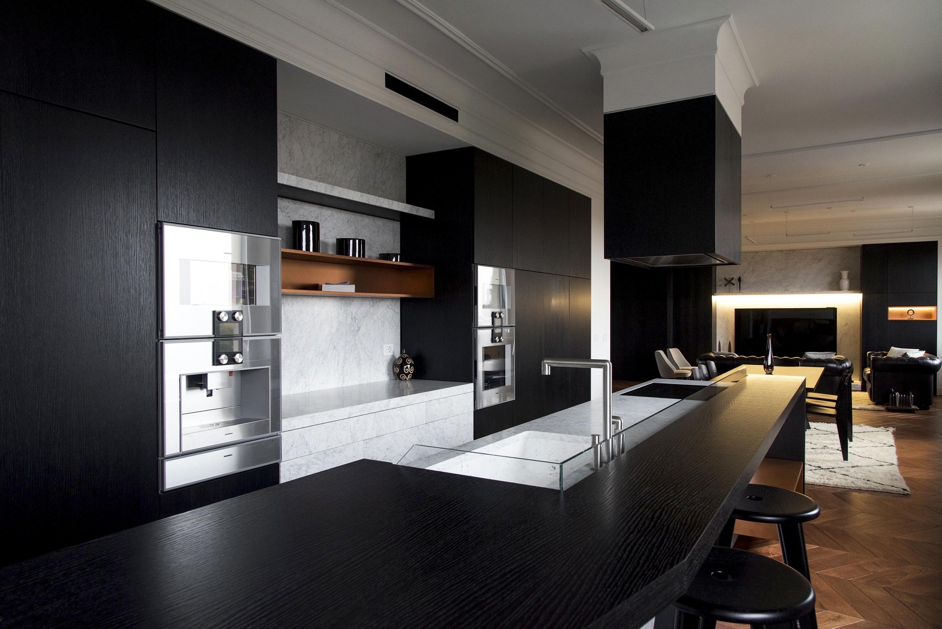 L107 Penthouse in Milan: A panoramic top-floor architectural space featuring black oak and Carrara marble